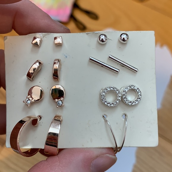 Eight pairs of earrings - Picture 3 of 3